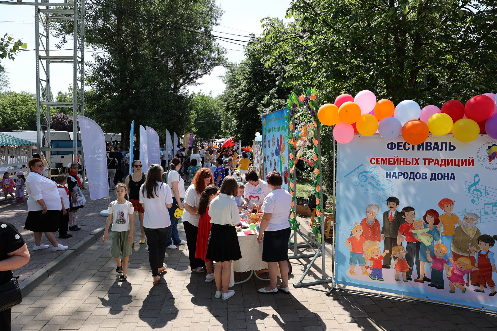 В День защиты детей Василий Голубев вручил ключи от микроавтобусов многодетным семьям