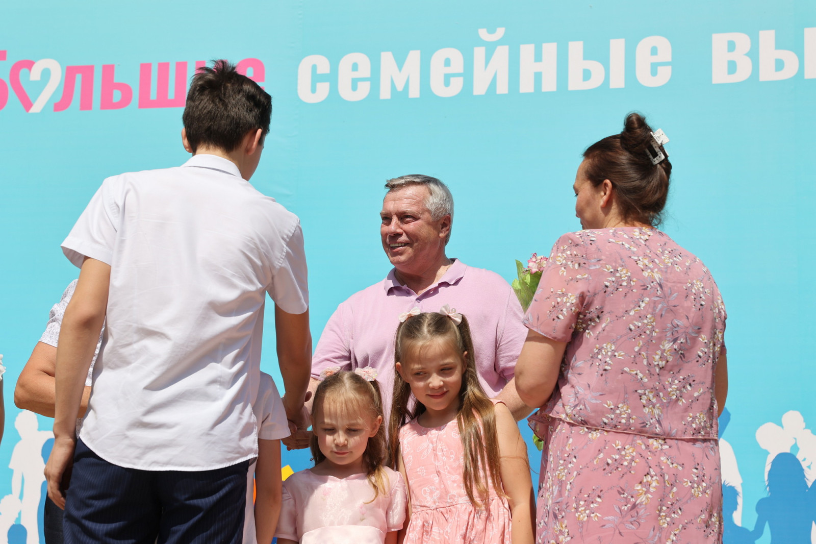 В День защиты детей Василий Голубев вручил ключи от микроавтобусов многодетным семьям
