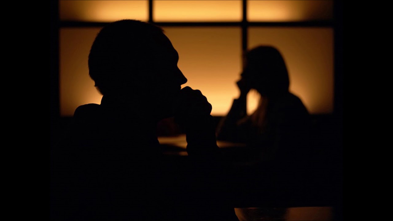 Гость расставаться. Мужчина и женщина в темноте. Два человека в темноте. Двое сидят в темноте. Разговор в темноте.