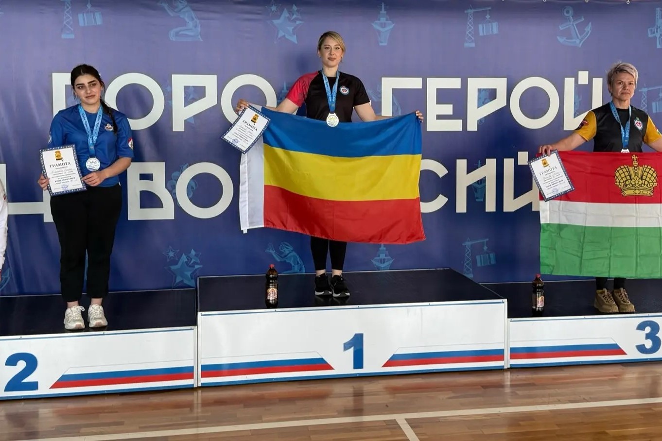 Алина Потапова и Елена Морозова с триумфом вернулись со всероссийского турнира по армрестлингу