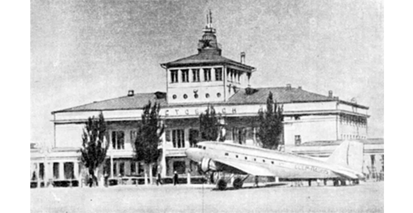 самолет Ли-2 Ростовского Авиаотряда бортовой номер Л4095 или Л4305 на фоне аэровокзала