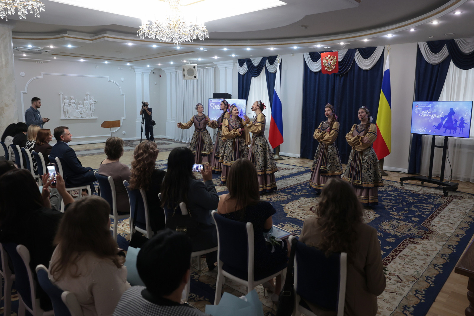 ДЕНЬ МАТЕРИ. Глава региона наградил 50 многодетных матерей Дона