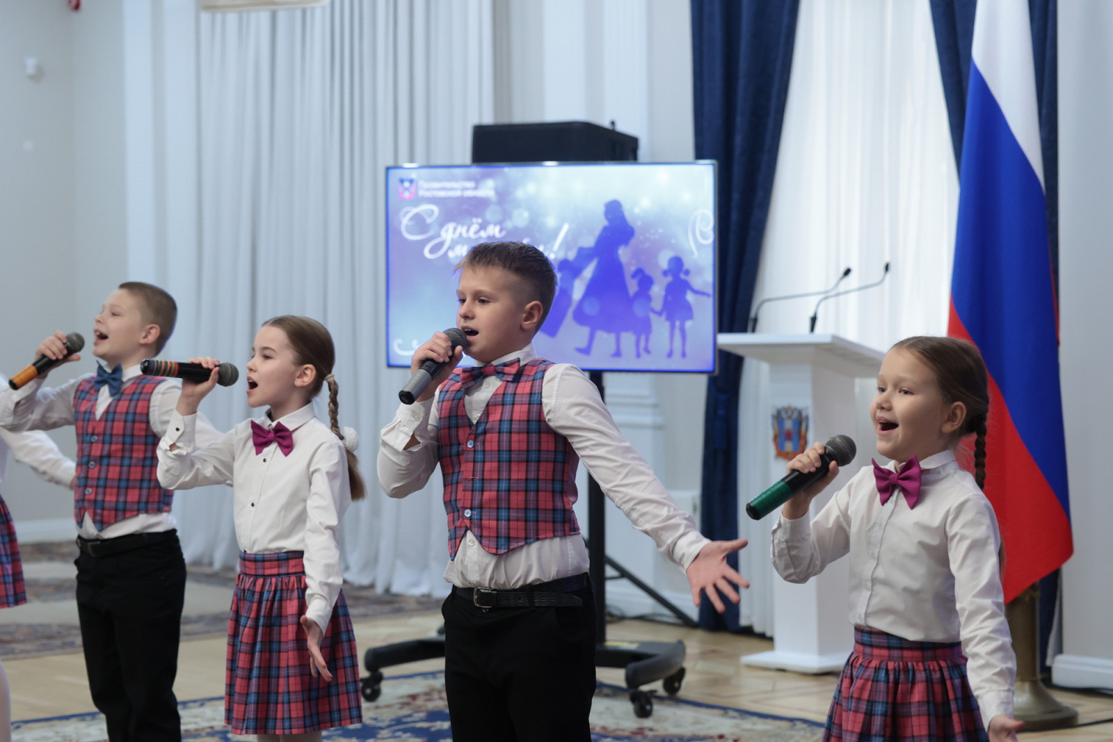 ДЕНЬ МАТЕРИ. Глава региона наградил 50 многодетных матерей Дона