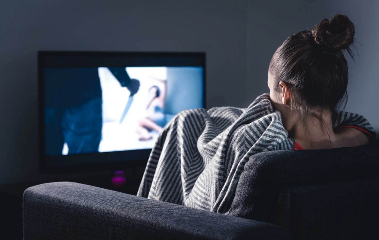 Центральное ТВ наполнено сериалами о расследованиях убийств. Так ли это безвредно для аудитории? Кто любит смотреть криминальные истории и почему?