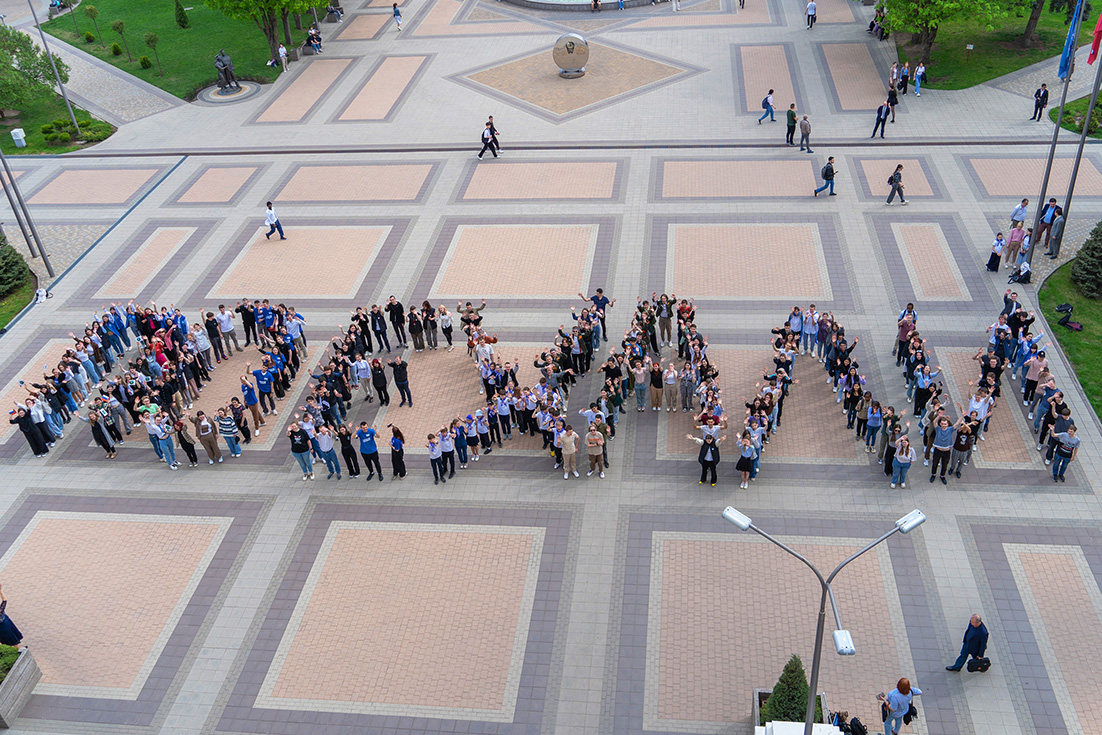 500 студентов ДГТУ собрались на площади Гагарина в честь ДНЯ КОСМОНАВТИКИ
