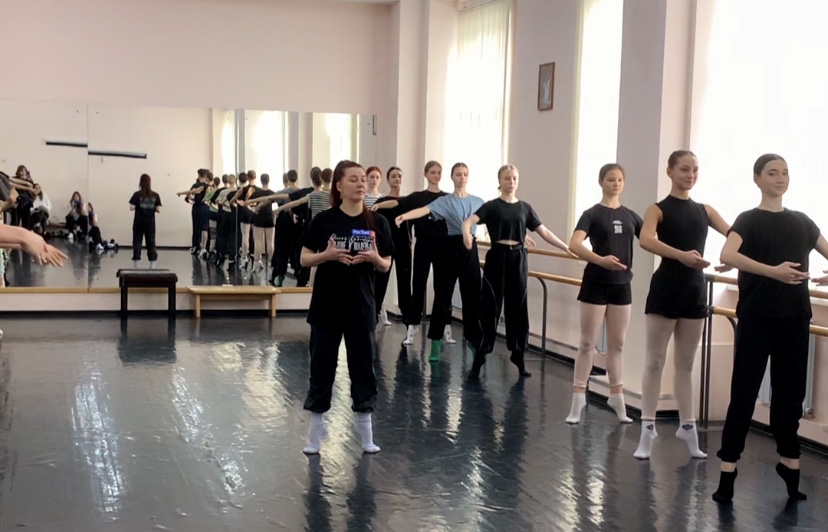 Куратор проекта «Большие и маленькие» на телеканале «Россия Культура» Софьи Гайдуковой поделилась опытом с юными ростовскими балеринами