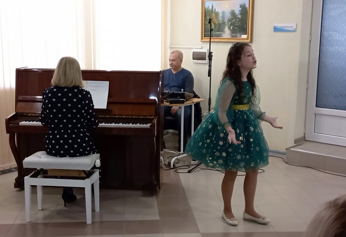 Музыкальные номера и подарки от детей и женщин России бойцам СВО