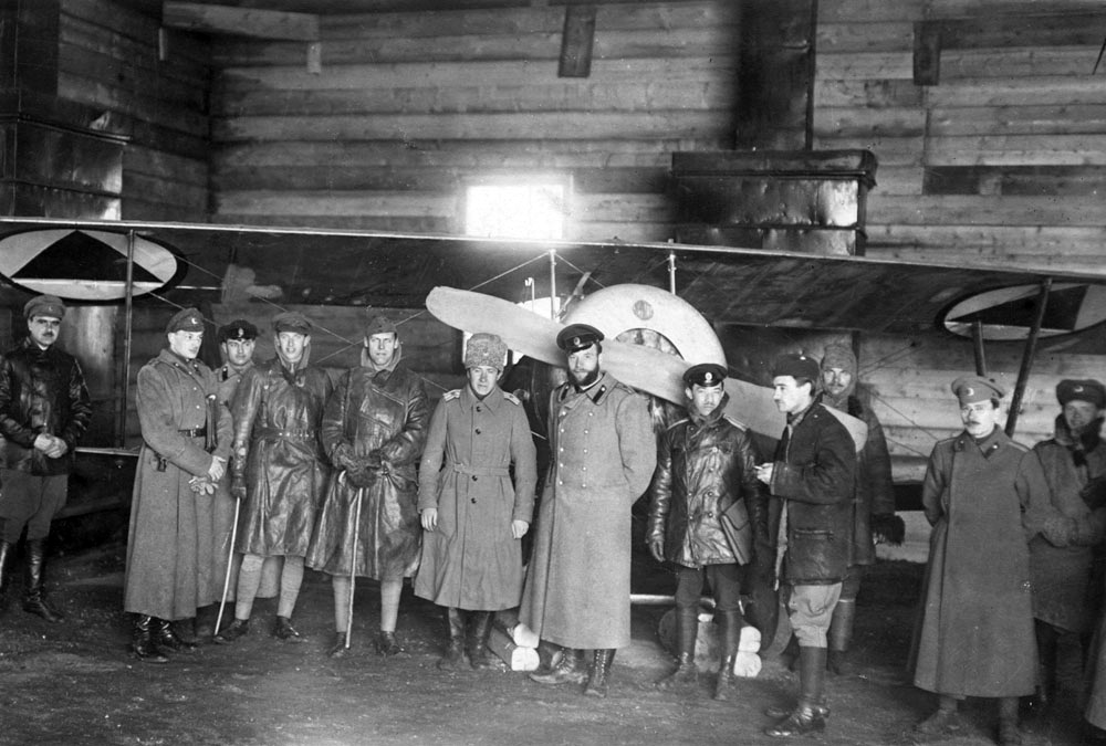  Ангар-амбар Донской авиации. В центре: Баранов В.Г. (в папахе). Февраль — март 1919.