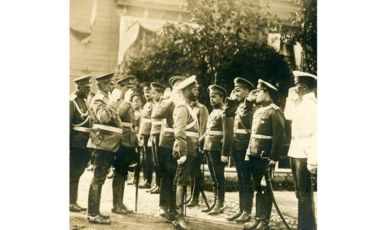 Император Николай II обходит строй выпускников Севастопольской офицерской школы авиации 1911г.