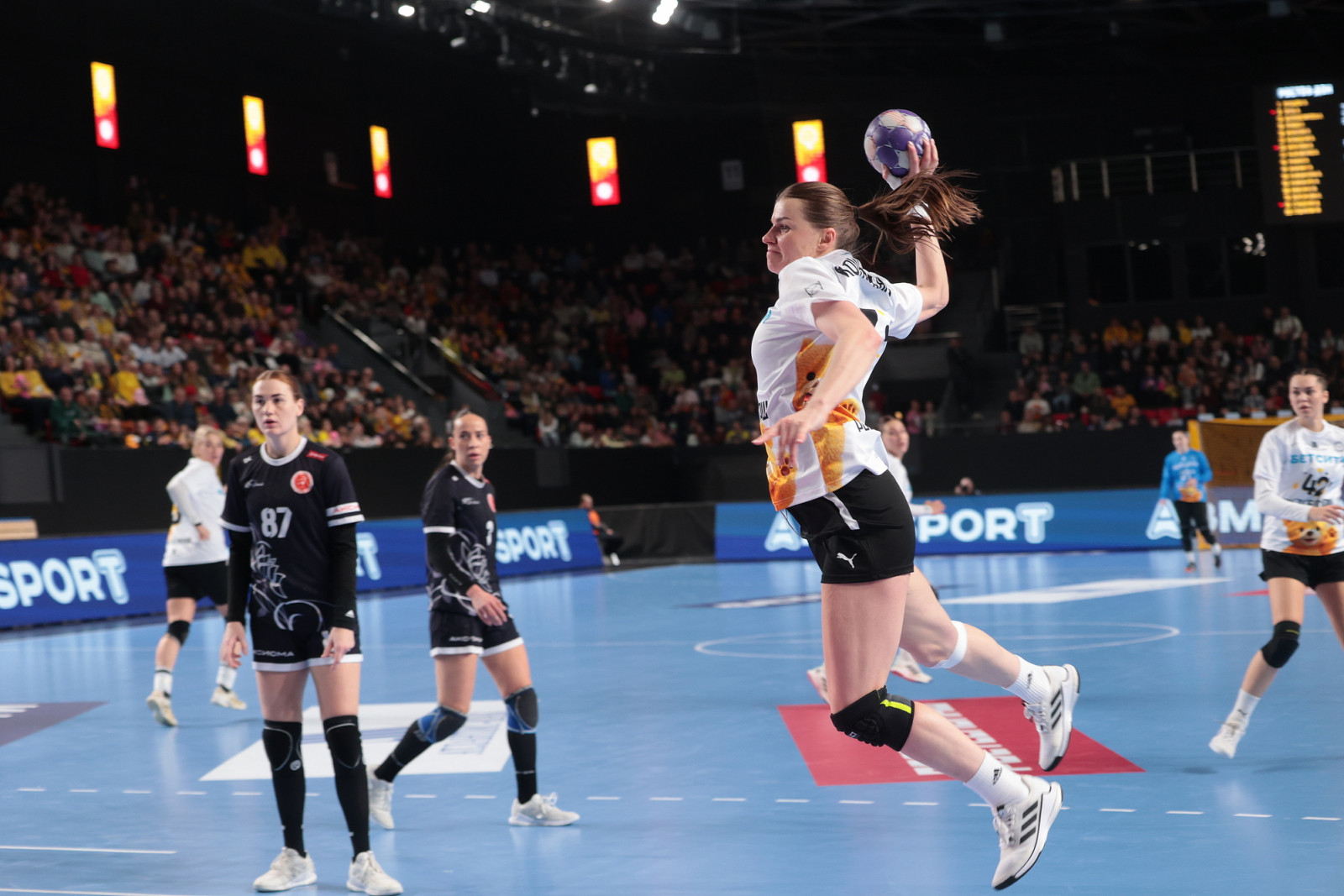 Акция &laquo;Мишкопад&raquo; на гандбольном матче &laquo;Ростов-Дон&raquo; против &laquo;Астраханочки&raquo; собрала более миллиона рублей