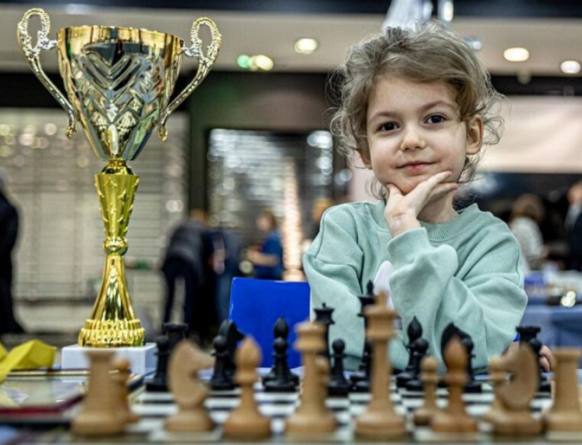 Шестилетняя ростовчанка, очаровательная Николь Травкина стала победителем XIX Первенства Азии по шахматам