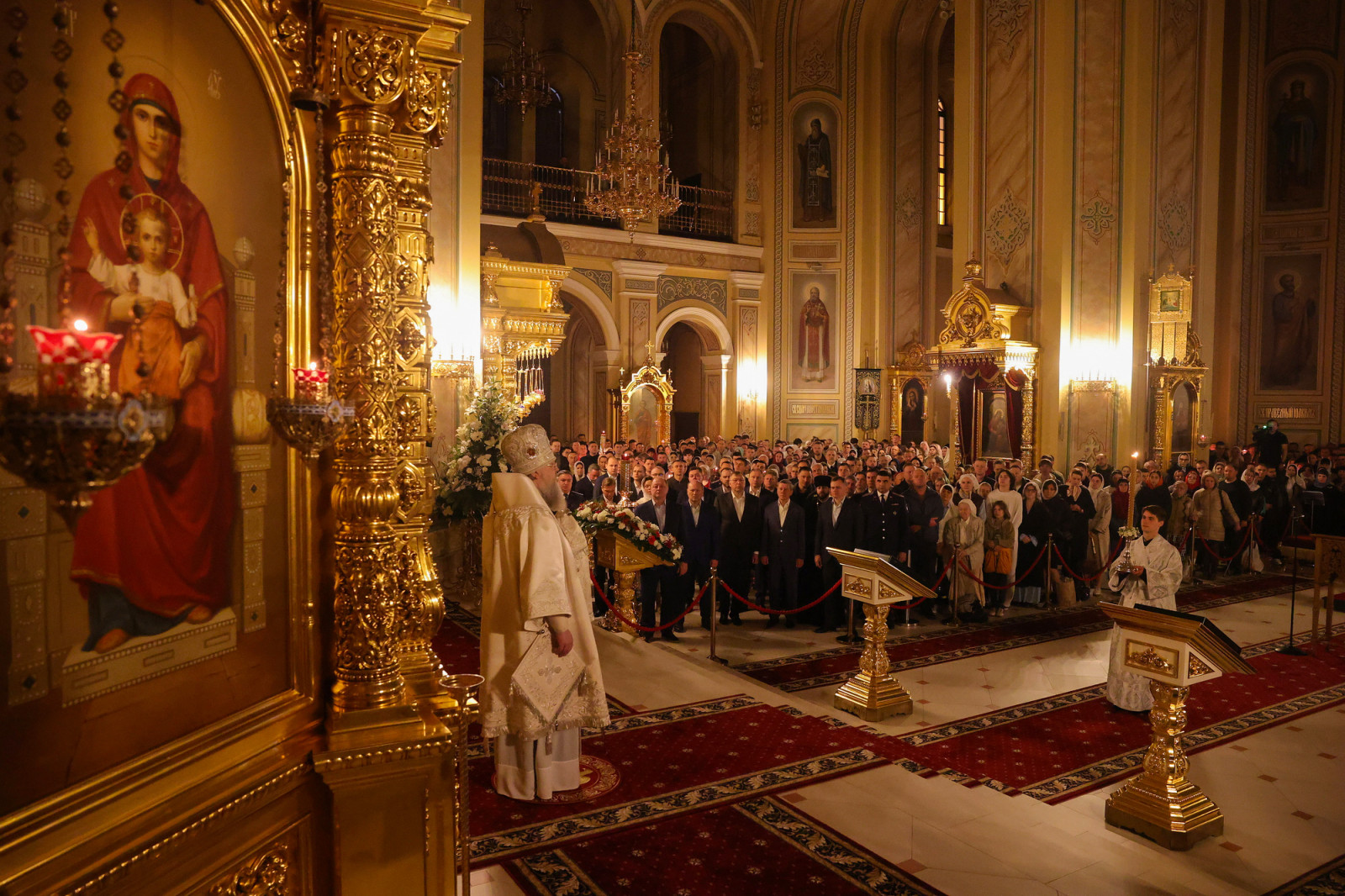 Пасхальное богослужение в Ростовском кафедральном соборе Рождества Пресвятой Богородицы