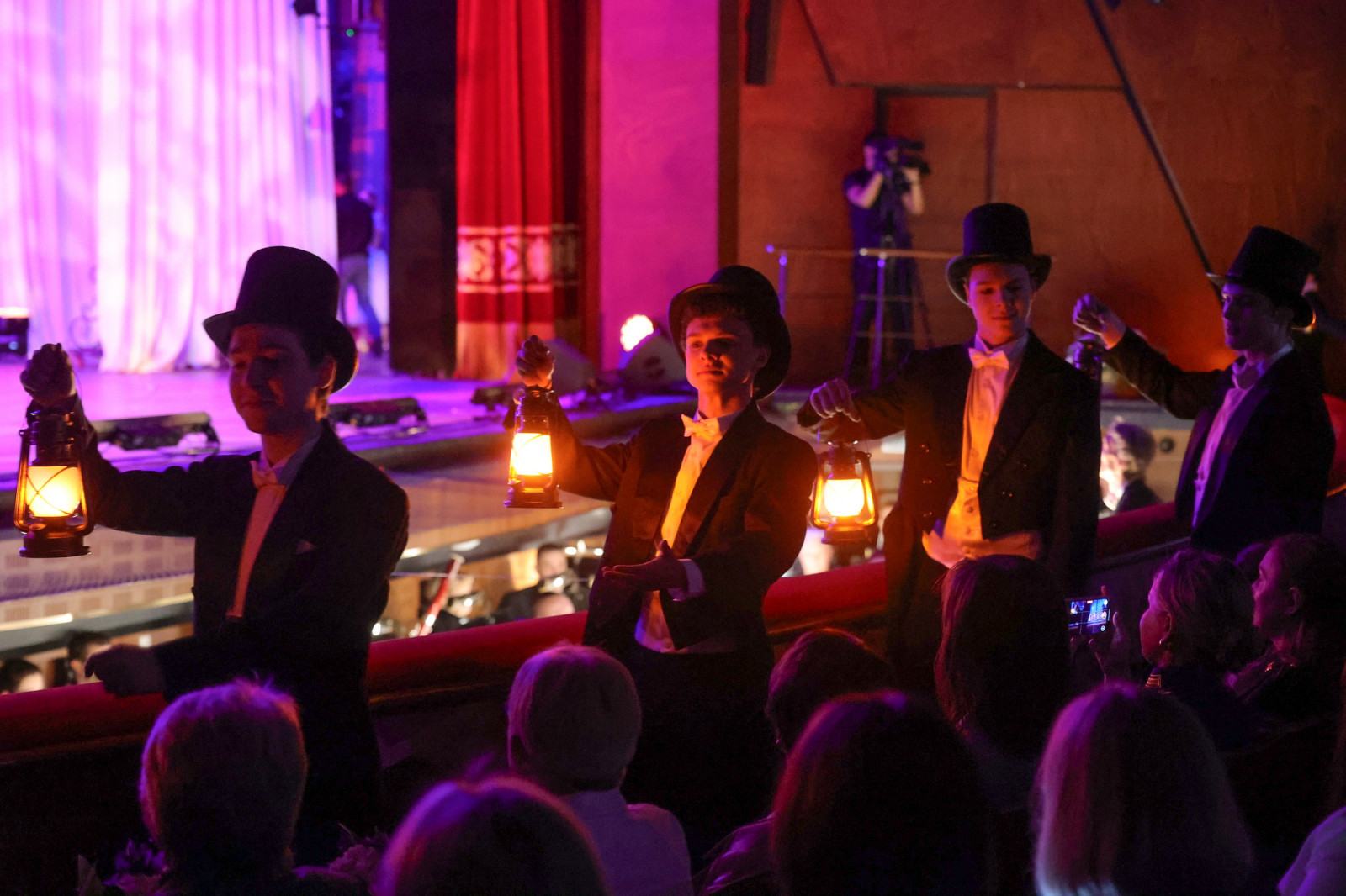 Губернатор Ростовской области Юрий Слюсарь поздравил женщин Дона с 8 Марта