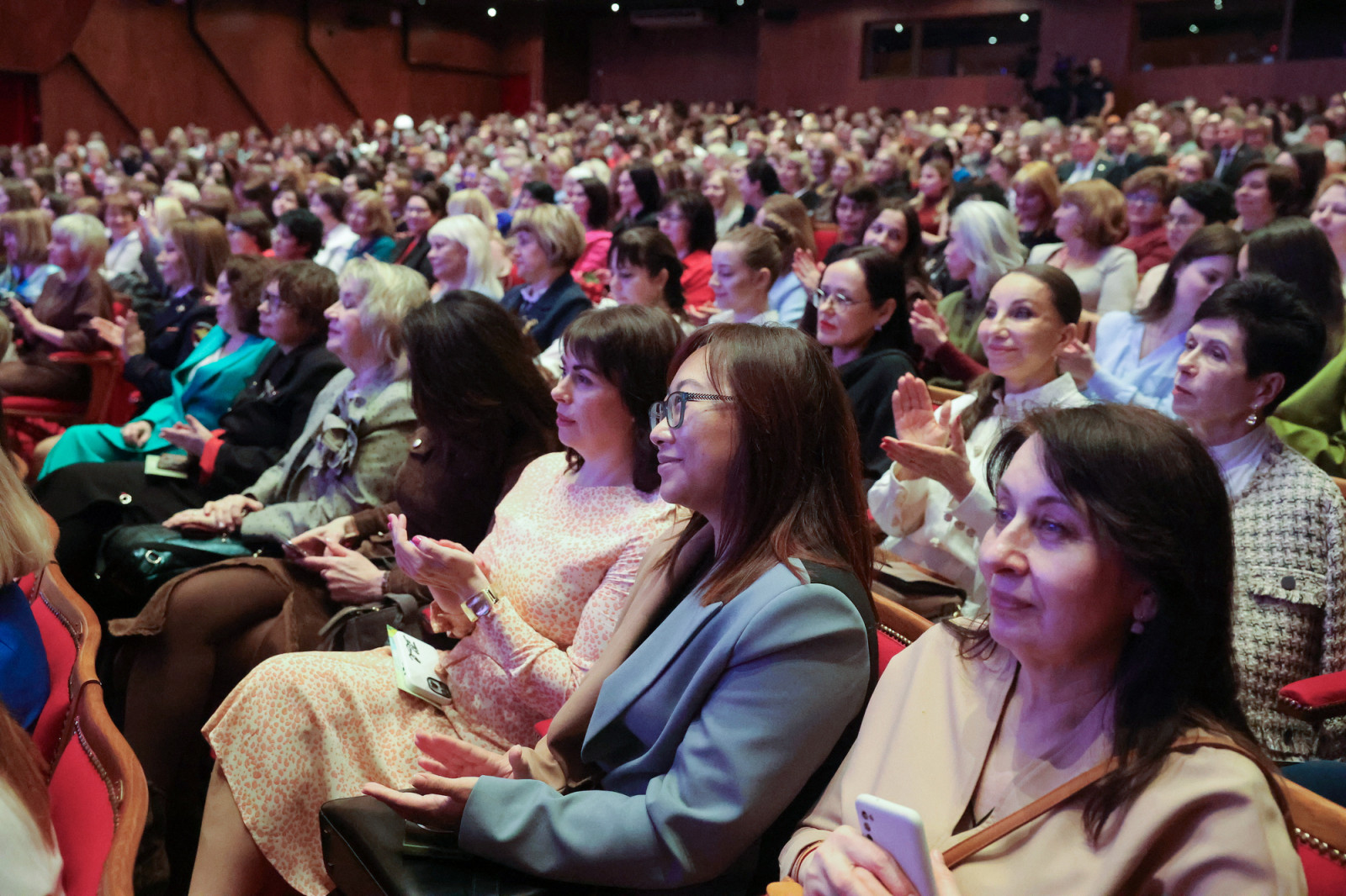 Губернатор Ростовской области Юрий Слюсарь поздравил женщин Дона с 8 Марта