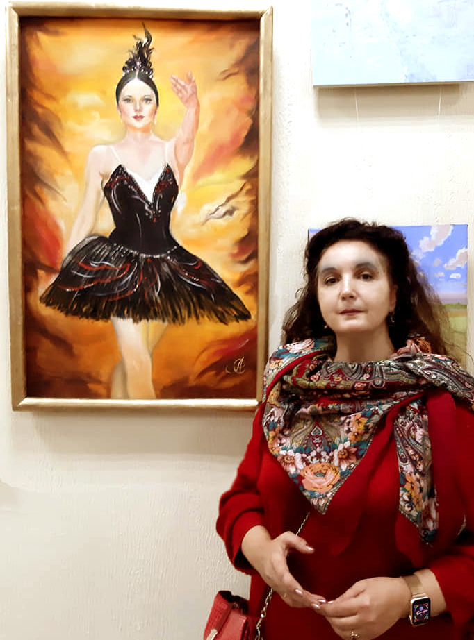 АЛЕКСАНДРА САВВИНА. На открытии выставки городского клуба художников. Новочеркасск. 2020 год.
