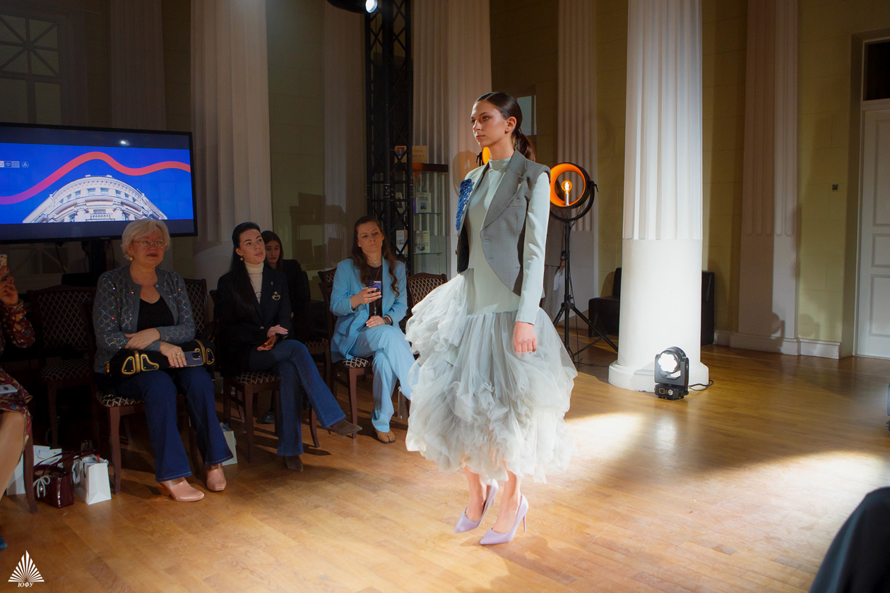 Первый модный показ Южного федерального университета и финал конкурса проектов женской деловой одежды &laquo;Модный ID-код&raquo;