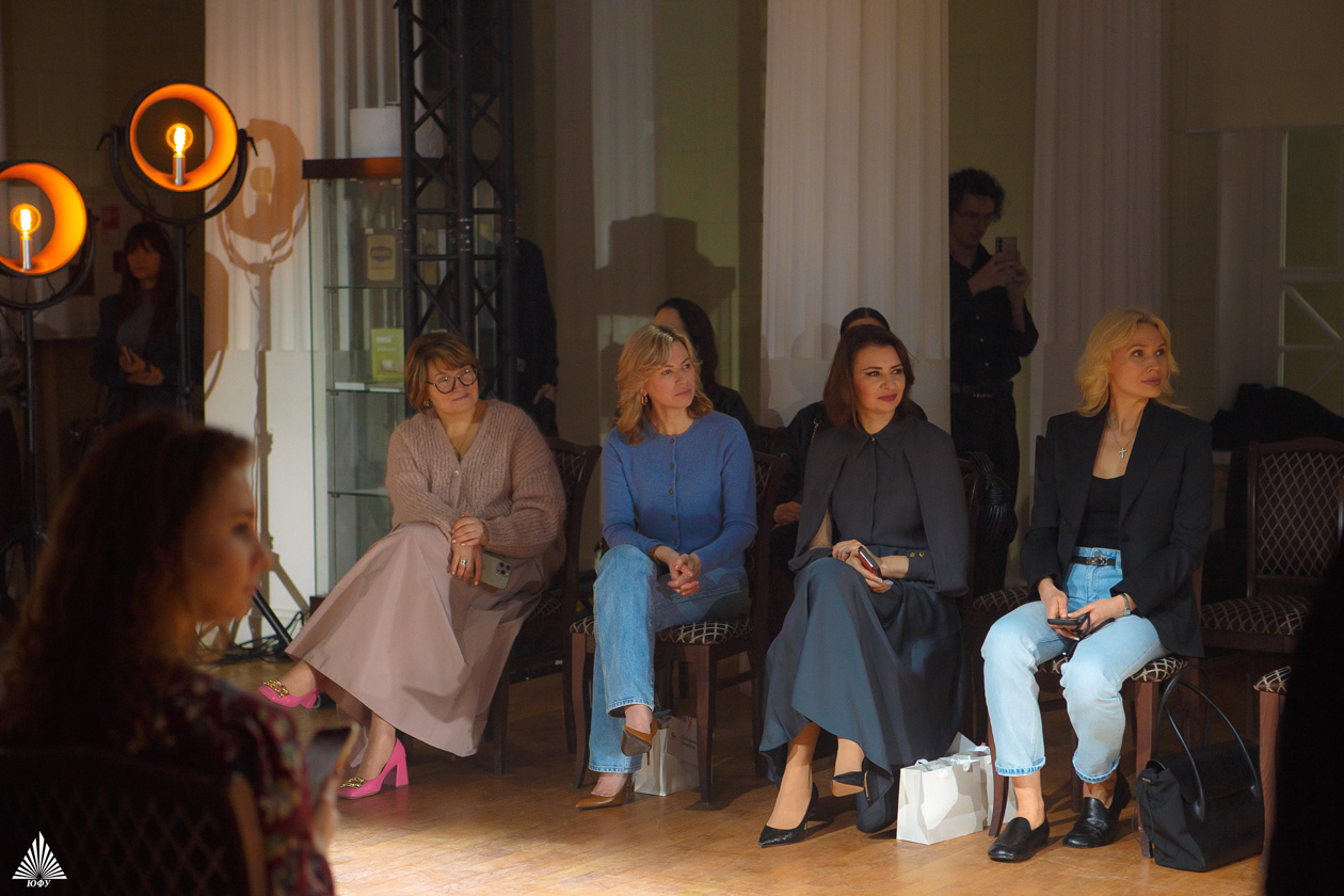 Первый модный показ Южного федерального университета и финал конкурса проектов женской деловой одежды &laquo;Модный ID-код&raquo;