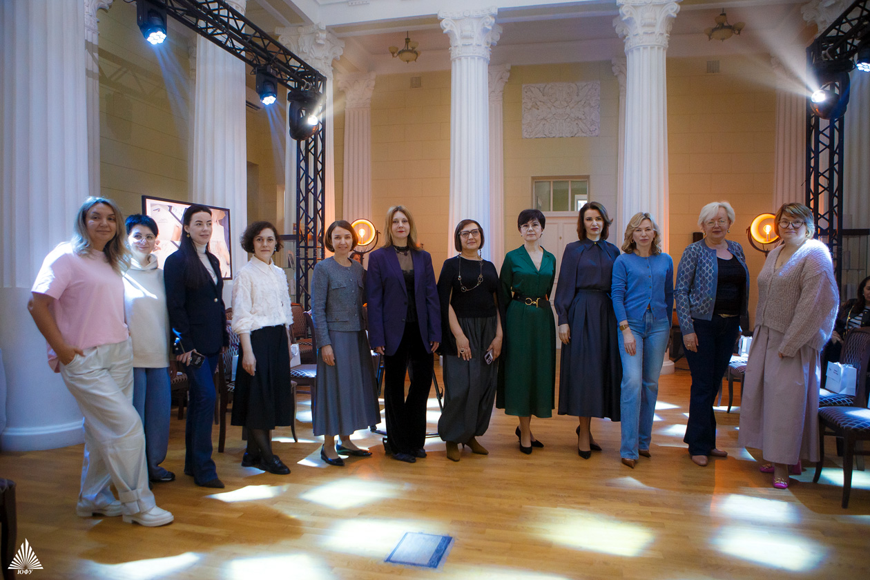 Первый модный показ Южного федерального университета и финал конкурса проектов женской деловой одежды &laquo;Модный ID-код&raquo;