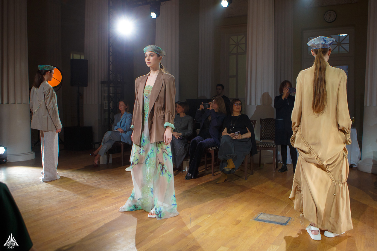 Первый модный показ Южного федерального университета и финал конкурса проектов женской деловой одежды &laquo;Модный ID-код&raquo;