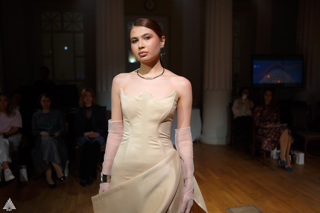 Первый модный показ Южного федерального университета и финал конкурса проектов женской деловой одежды &laquo;Модный ID-код&raquo;