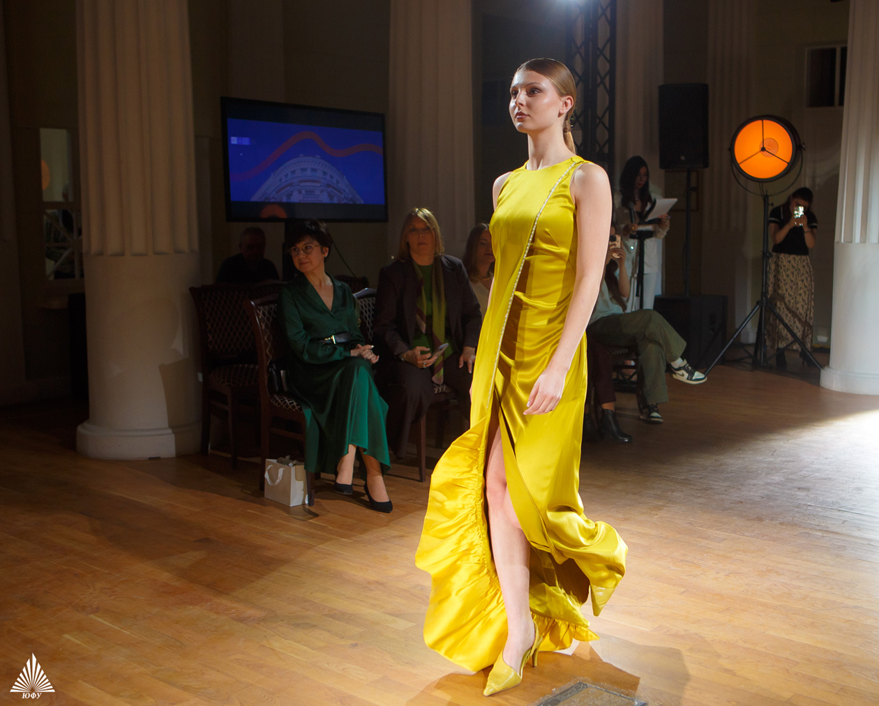 Первый модный показ Южного федерального университета и финал конкурса проектов женской деловой одежды &laquo;Модный ID-код&raquo;