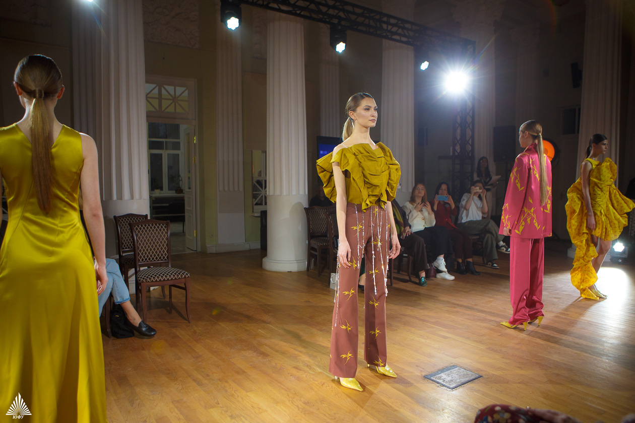 Первый модный показ Южного федерального университета и финал конкурса проектов женской деловой одежды &laquo;Модный ID-код&raquo;