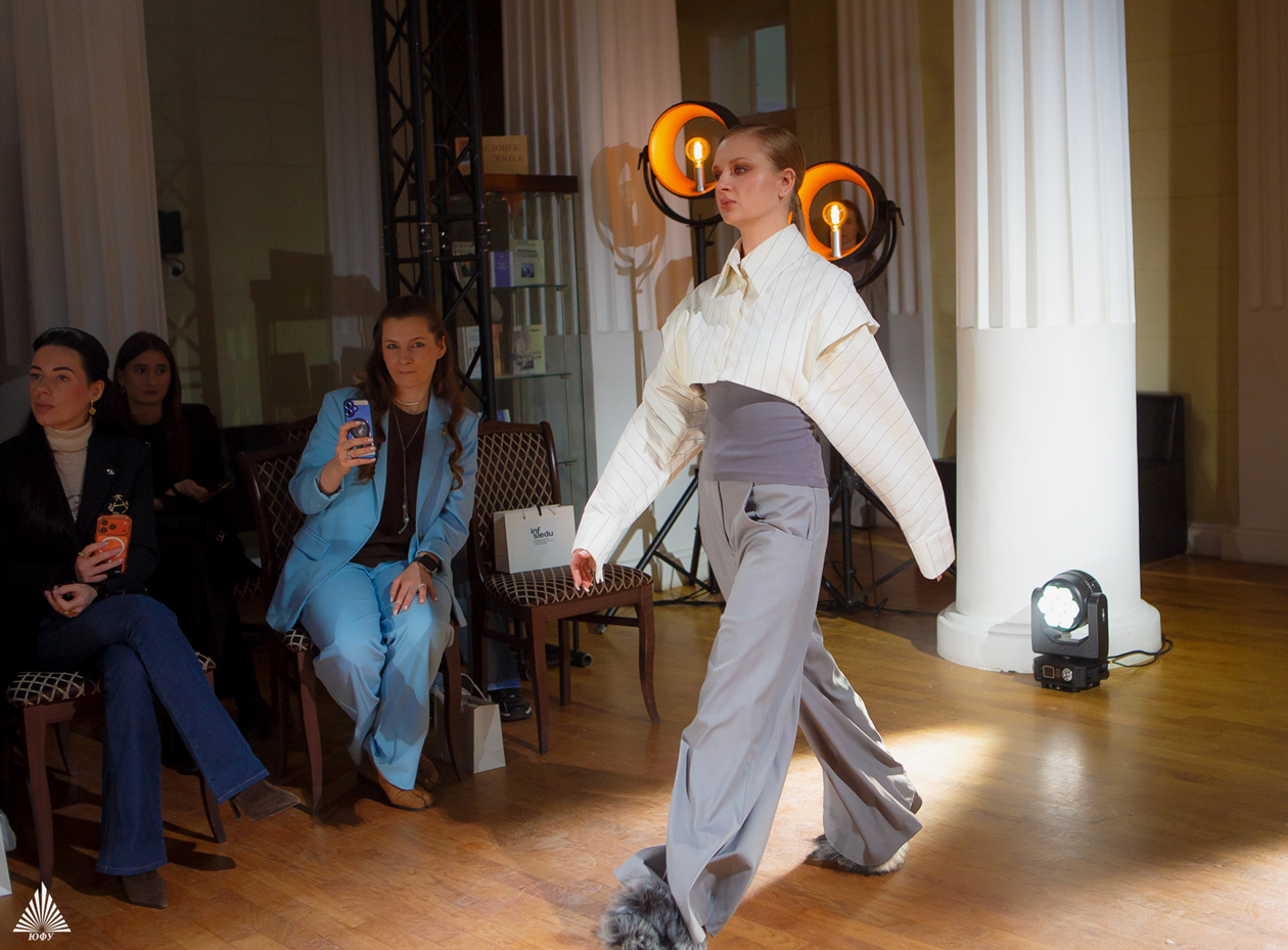 Первый модный показ Южного федерального университета и финал конкурса проектов женской деловой одежды &laquo;Модный ID-код&raquo;