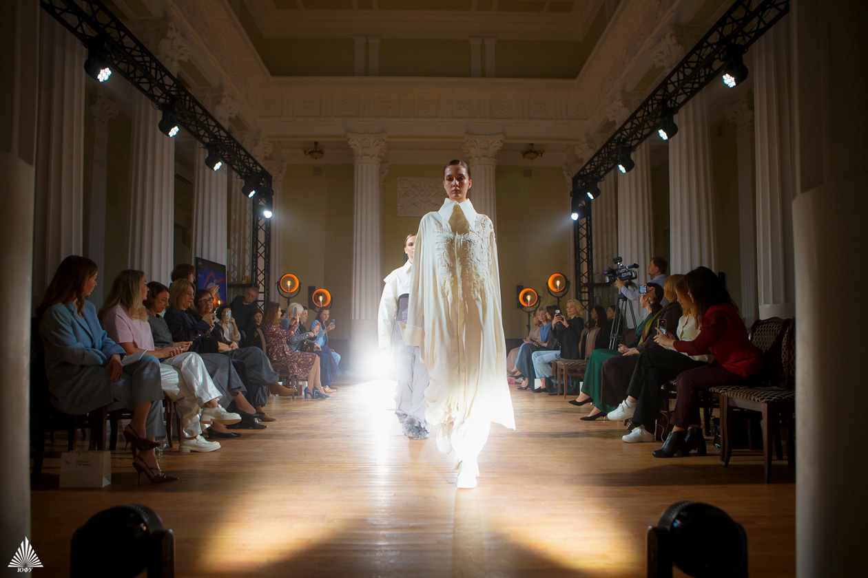 Первый модный показ Южного федерального университета и финал конкурса проектов женской деловой одежды &laquo;Модный ID-код&raquo;