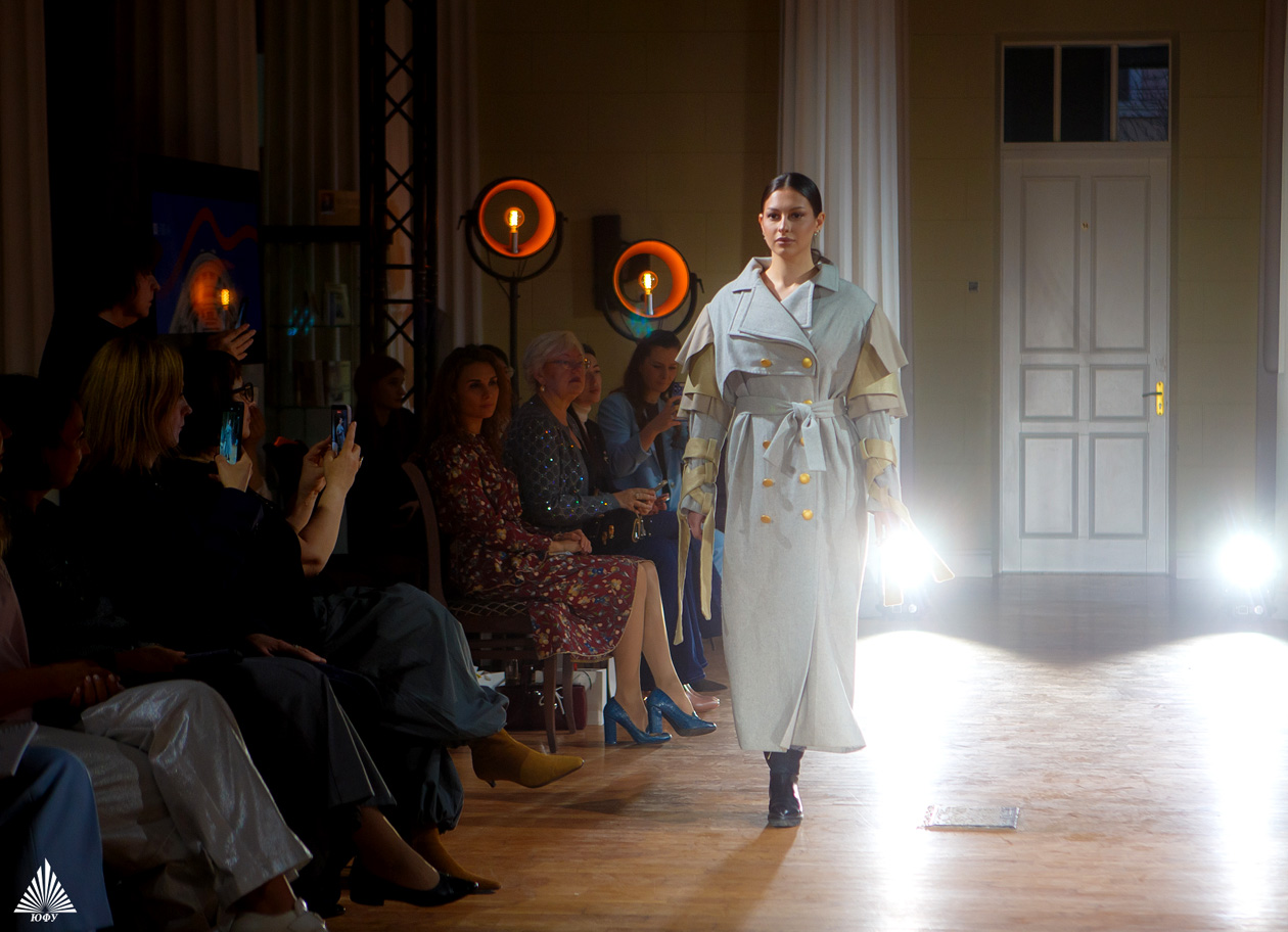 Первый модный показ Южного федерального университета и финал конкурса проектов женской деловой одежды &laquo;Модный ID-код&raquo;