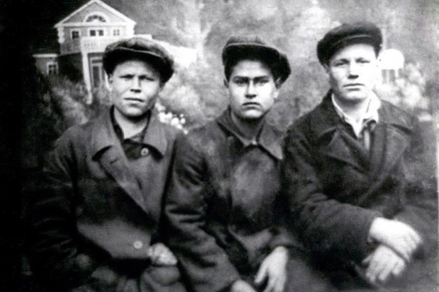 Алексей Маресьев до 1940 года (в центре).