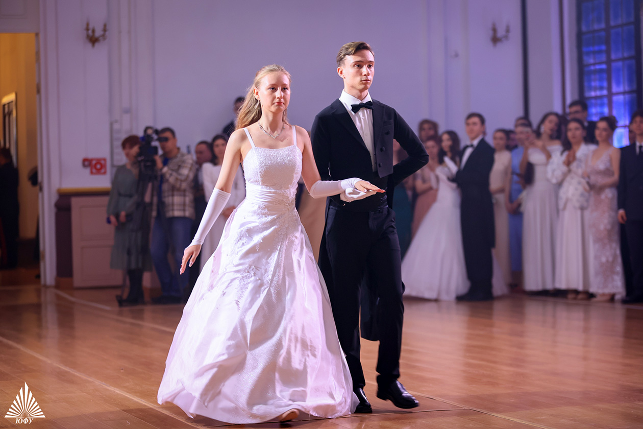 Торжественный студенческий бал ЮФУ &laquo;Времена года&raquo; стал ярким танцевальным праздником