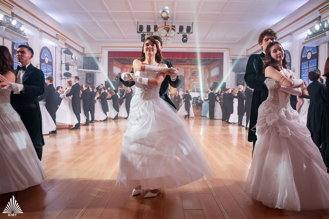 Торжественный студенческий бал ЮФУ &laquo;Времена года&raquo; стал ярким танцевальным праздником