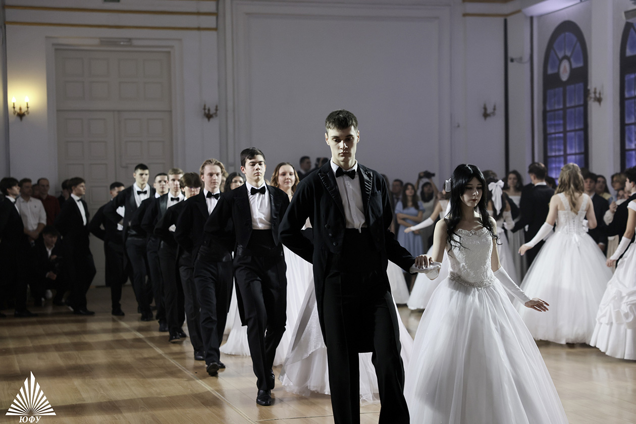 Торжественный студенческий бал ЮФУ &laquo;Времена года&raquo; стал ярким танцевальным праздником