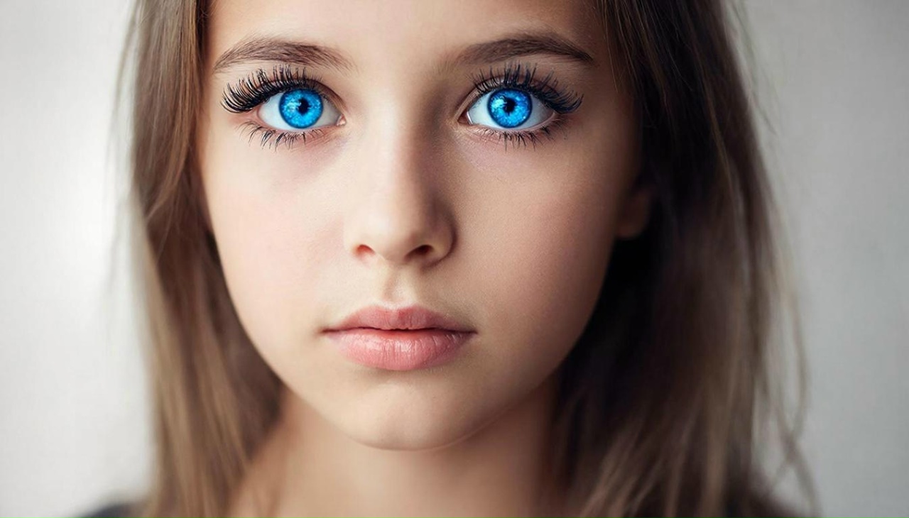 В чём опасность декоративных линз, туши и наращивания ресниц для глаз