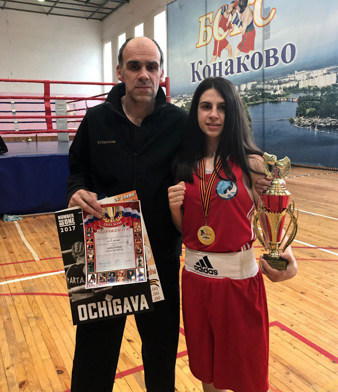 Настя Маркова, член сборной России по боксу и ее тренер Дмитрий Марков