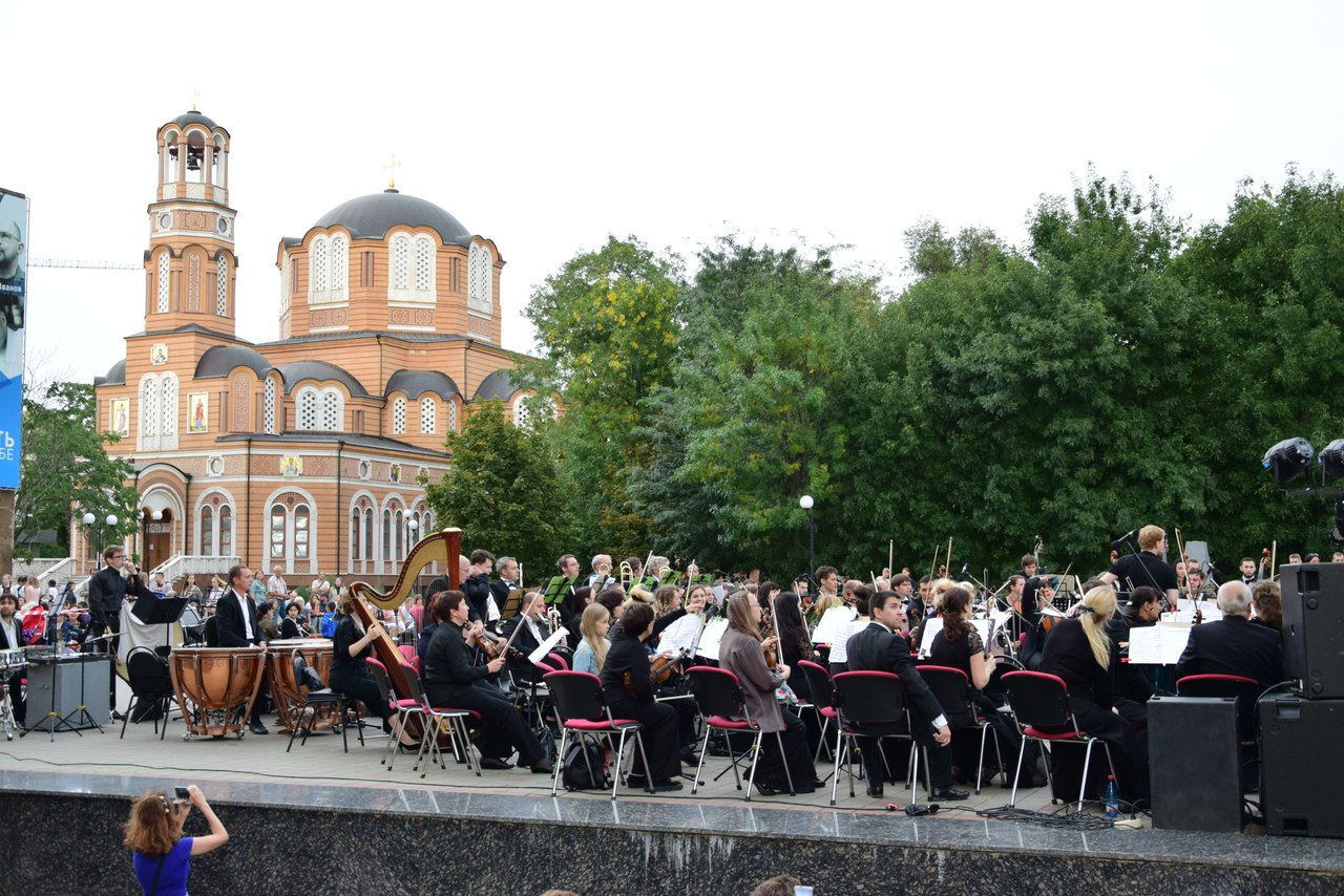 концерт Ростовского симфонического оркестра перед Публичной библиотекой